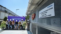 Site Director PT Merck Tbk Arryo Aritrixso Wachjuwidajat dan Direktur Proyek PT PLN Indonesia Geothermal Lambok Siregar menekan tombol pada generator panel surya menandai aktivasi panel surya di PT Merck Tbk, Selasa (22/10/2024).