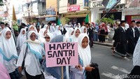 Jalan HZ Mustofa yang merupakan pusat kegiatan ekonomi dan jantung kota Tasikmalaya seakan berhenti berdenyut sejenak oleh aksi longmarch ribuan santri. Polisi melakukan rekayasa jalur, sehingga jalan HZ Mustofa steril dari kendaraan bermotor.