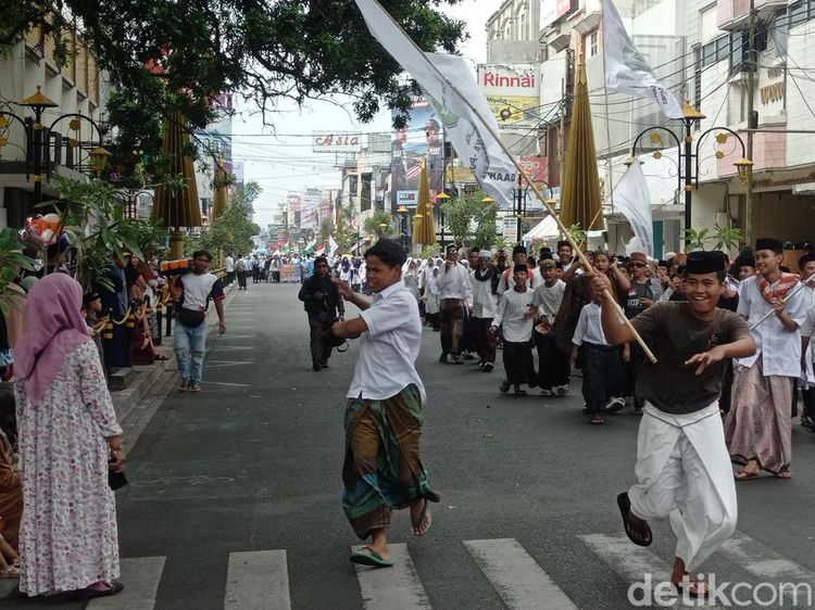 Potret Lautan Santri Kota Tasikmalaya Meriahkan HSN 2024