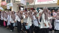 Semoga kemeriahan ini menjadi wasilah (penyambung/jalan) semakin banyak generasi muda yang mau mondok (belajar di pesantren), kata Unay, santri Ponpes Nurul Ala Kecamatan Tawang Kota Tasikmalaya.