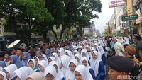 Hiruk pikuk kemacetan kota, sejenak digantikan oleh kemeriahan dan hingar-bingar kebahagiaan santri. Lantunan solawat, tabuhan rebana dan dentuman meriam karbit membuat suasana terasa meriah. Belum lagi alunan lagu atau mars Hari Santri yang diputar ATCS di setiap lampu merah, seakan ingin mengabarkan bahwa 22 Oktober ini adalah lebaran para penimba ilmu agama.