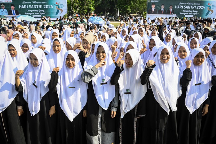 Sejumlah santri mengikuti upacara memperingati Hari Santri Nasional di Lapangan Maulana Yudha Negara, Tigaraksa, Kabupaten Tangerang, Banten, Selasa (22/10/2024). Upacara yang diikuti perwakilan pondok pesantren se-Kabupaten Tangerang tersebut mengusung tema Menyambung Juang, Merengkuh Masa Depan. ANTARA FOTO/Sulthony Hasanuddin/aww.