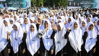 Mereka juga menyanyikan Mars Santri. 