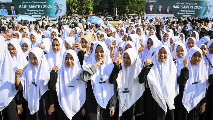 Sejumlah santri mengikuti upacara memperingati Hari Santri Nasional di Lapangan Maulana Yudha Negara, Tigaraksa, Kabupaten Tangerang, Banten, Selasa (22/10/2024). Upacara yang diikuti perwakilan pondok pesantren se-Kabupaten Tangerang tersebut mengusung tema Menyambung Juang, Merengkuh Masa Depan. ANTARA FOTO/Sulthony Hasanuddin/aww.