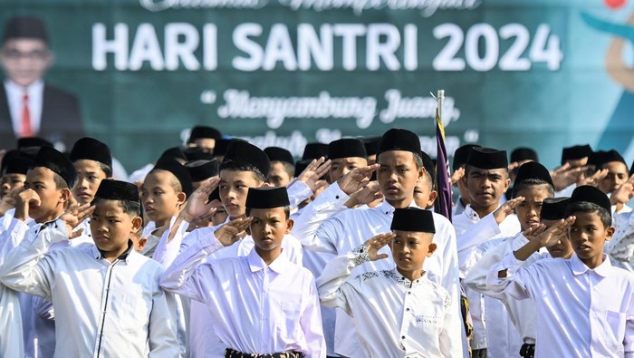 Sejumlah santri mengikuti upacara memperingati Hari Santri Nasional di Lapangan Maulana Yudha Negara, Tigaraksa, Kabupaten Tangerang, Banten, Selasa (22/10/2024). Upacara yang diikuti perwakilan pondok pesantren se-Kabupaten Tangerang tersebut mengusung tema Menyambung Juang, Merengkuh Masa Depan. ANTARA FOTO/Sulthony Hasanuddin/aww.