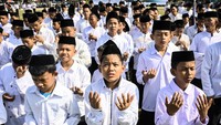 Sejumlah santri berdoa saat mengikuti upacara memperingati Hari Santri Nasional di Lapangan Maulana Yudha Negara, Tigaraksa, Kabupaten Tangerang, Banten, Selasa (22/10/2024). Upacara yang diikuti perwakilan pondok pesantren se-Kabupaten Tangerang tersebut mengusung tema Menyambung Juang, Merengkuh Masa Depan. ANTARA FOTO/Sulthony Hasanuddin.