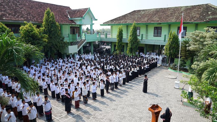 Peringatan Hari Santri Nasional Ponpes Al Munawwaroh Kembangbahu Lamongan