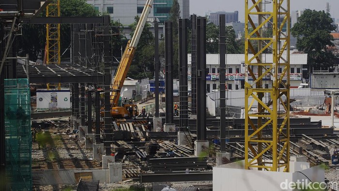 Para pekerja menyelesaikan proyek infrastruktur di Tanah Abang, Jakarta, Selasa (22/10/2024). Tim ekonomi kabinet Merah Putih didorong untuk mengejar janji kampanye Prabowo berupa pertumbuhan  8 persen.