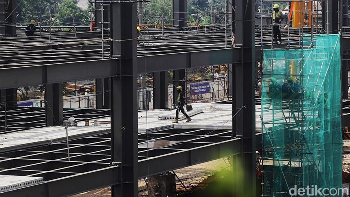 Para pekerja menyelesaikan proyek infrastruktur di Tanah Abang, Jakarta, Selasa (22/10/2024). Tim ekonomi kabinet Merah Putih didorong untuk mengejar janji kampanye Prabowo berupa pertumbuhan  8 persen.