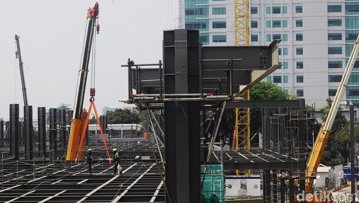 Pertumbuhan Ekonomi Para pekerja menyelesaikan proyek infrastruktur di Tanah Abang, Jakarta, Selasa (22/10/2024). Tim ekonomi kabinet Merah Putih didorong untuk mengejar janji kampanye Prabowo berupa pertumbuhan 8 persen.
