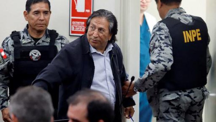 Former Peruvian President (2001-2006) Alejandro Toledo (C) leaves the room during a court hearing in Lima on October 21, 2024. Peruvian justice will announce this Monday the sentence of former president Alejandro Toledo in the trial in which he is accused of receiving bribes from the Brazilian construction company Odebrecht, a case for which the prosecution is asking for more than 20 years in prison. (Photo by Renato Pajuelo / AFP)
