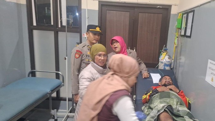 Petugas berhasil mengevakuasi 7 bapak-bapak petualang yang hilang di Gunung Godog Garut.