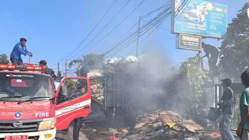 Petugas damkar memadamkan api saat kebakaran truk bermuatan barang bekas di Jembrana, Bali, Selasa (22/10/2024).