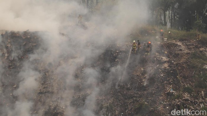 Petugas Diskar PB Berjibaku Padamkan Tebing Sampah