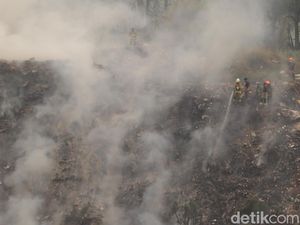 Berjibaku Padamkan Api di Tebing Sampah Bandung