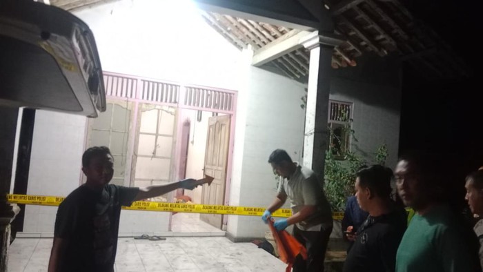 Petugas kepolisian melakukan olah TKP kasus pembunuhan seorang pria oleh anak tirinya di Desa Jetis, Kecamatan Nusawungu, Kabupaten Cilacap, Senin (21/10/2024).