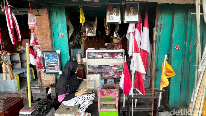 Pigura berisi foto Prabowo-Gibran banyak diburu di Surabaya