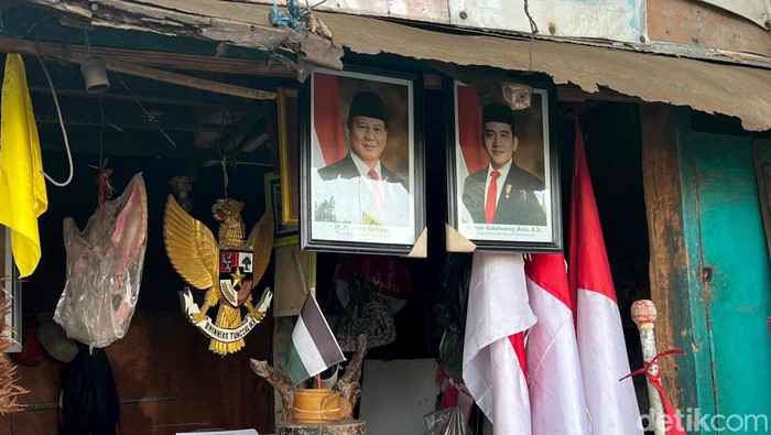 Pigura berisi foto Prabowo-Gibran banyak diburu di Surabaya Pigura berisi foto Prabowo-Gibran banyak diburu di Surabaya