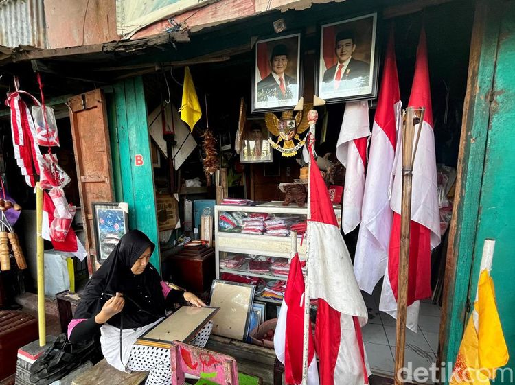Foto Prabowo-Gibran Diburu Warga Surabaya