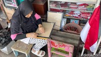 Salah satu penjual pigura di Jalan Jembatan Wonokromo. Mereka banyak terima pesanan pigura bergambar Presiden-Wakil Presiden dari warga Kota Surabaya.