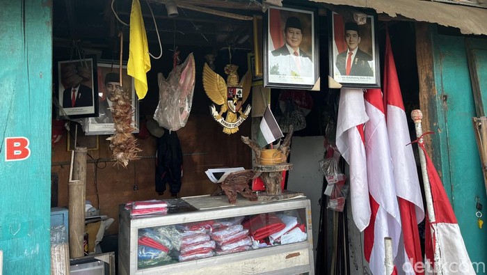 Pigura berisi foto Prabowo-Gibran banyak diburu di Surabaya