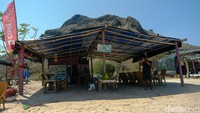Pink beach hanya tersedia fasilitas berupa warung yang menjual makanan dan minuman.