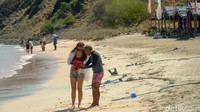 Wisatawan biasanya menghabiskan waktu sekitar 1-2 jam di Pink Beach atau Long Pink Beach. Aktivitas yang mereka lakukan beragam, mulai dari snorkeling, berjalan di sepanjang pantai, bermain pasir hingga duduk di warung-warung kecil yang tersedia.