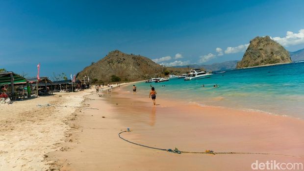 Pink Beach menjadi daya tarik wisatawan yang berkunjung ke Taman Nasional Komodo karena pasir berwarna pink. Namun sayang, destinasi wisata ini belum ada toilet.