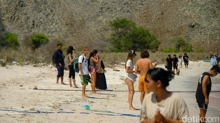 Pink Beach Komodo Cantik Sih, tapi Nggak Ada Toilet Pink Beach menjadi daya tarik wisatawan yang berkunjung ke Taman Nasional Komodo karena pasir berwarna pink. Namun sayang, destinasi wisata ini belum ada toilet.