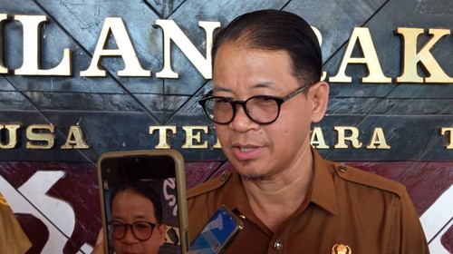 Pj Gubernur NTT Andriko Noto Susanto saat memberikan keterangan kepada awak media, Selasa (22/10/2024).