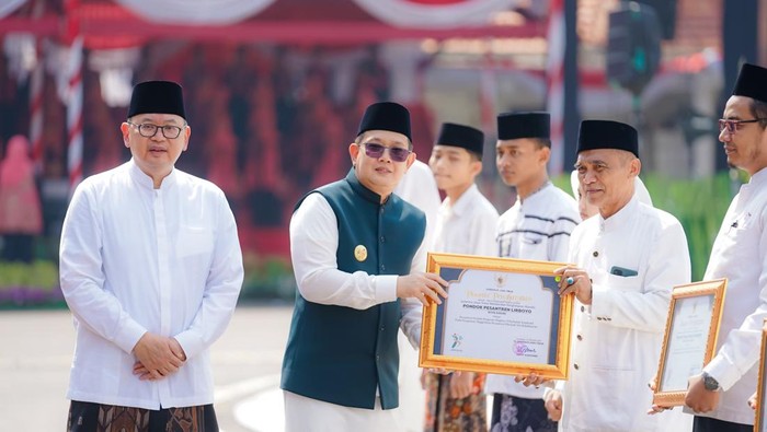 Pj Gubernur Jatim saat peringatan Hari Santri Nasional di Grahadi