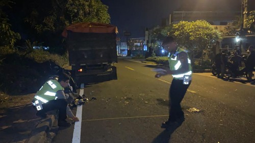 Polisi melakukan olah tempat kejadian perkara (TKP) di lokasi kecelakaan yang mengakibatkan seorang pemotor tewas di Jalan Raya Besakih, Desa Akah, Klungkung, Selasa (22/10/2024) dini hari. (Foto: Dok. Polres Klungkung)