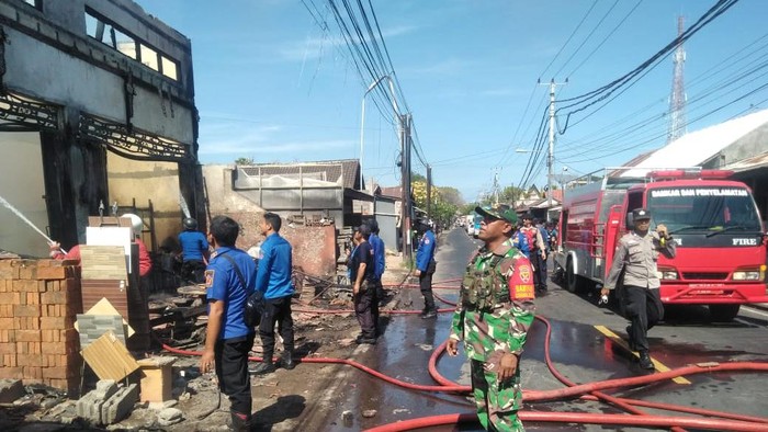 Polisi melakukan olah TKP toko bangunan dibakar di Desa Bungkulan, Kecamatan Sawan, Buleleng, Bali, pada Senin (21/10/2024). (Dok. Polres Buleleng)