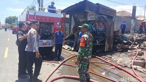 Polisi melakukan olah TKP toko bangunan yang terbakar di Desa Bungkulan, Kecamatan Sawan, Buleleng, Bali, pada Senin (21/10/2024). (Foto: Made Wijaya Kusuma/detikBali)