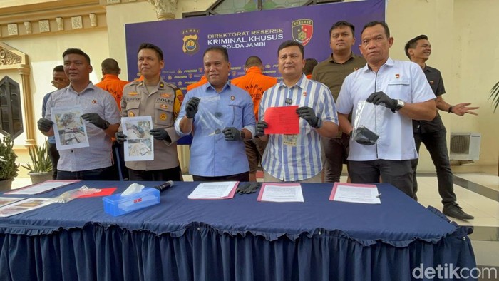 Polisi menangkap 6 orang pelaku pengangkutan BBM ilegal di Jambi.