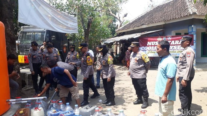 Polisi Pasuruan Suplai Air Bersih Pakai Mobil Water Cannon