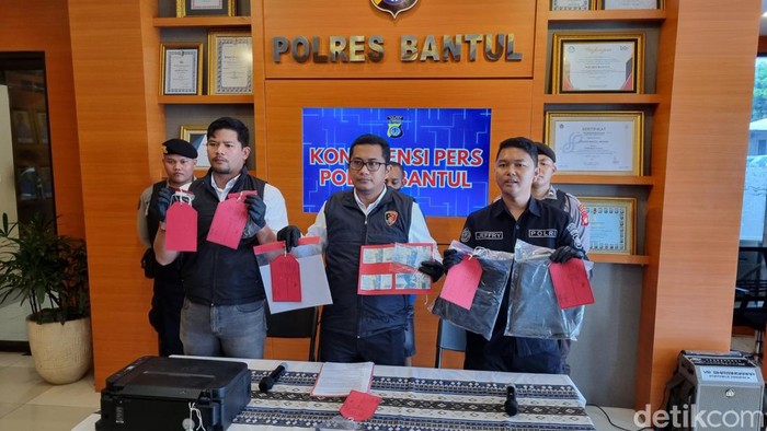 Polres Bantul konferensi pers kasus uang palsu, Senin (21/10/2024).