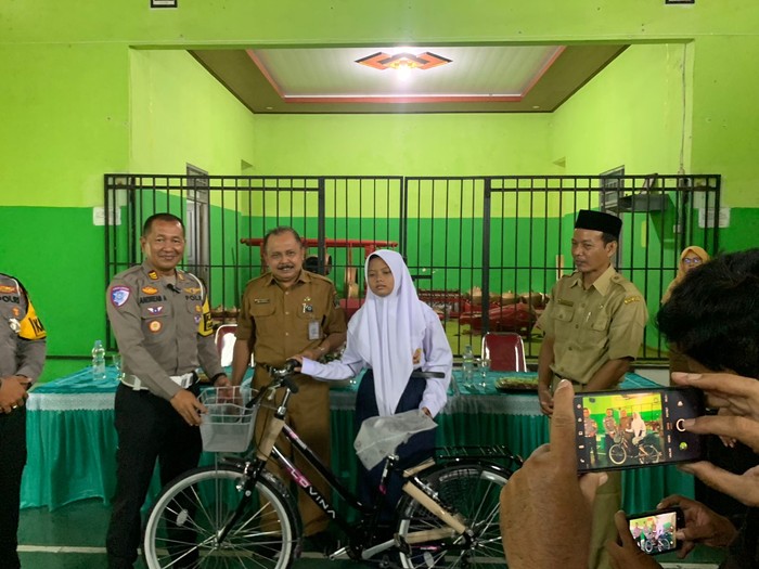 Polres Blitar Kota mengantar hari pertama Esa ke sekolah