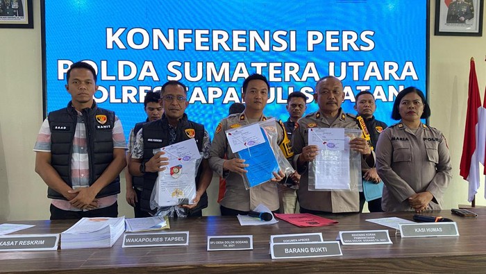 Polres Tapsel saat merilis kasus korupsi dana Desa Dolok Godang. Foto: Dok. Polres Tapsel.