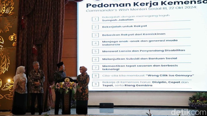 Potret Kompak Gus Ipul dan Agus Jabo Sapa Pegawai Kemensos Saifullah Yusuf dan Agus Jabo menyambangi Kemensos usai resmi menjadi Mensos dan Wamensos. Kedatangannya untuk menyapa para pegawai Kemensos, Selasa (22/10/2024).