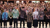 Gus Ipul dan Agus Jabo foto bersama pegawai Kemensos.  