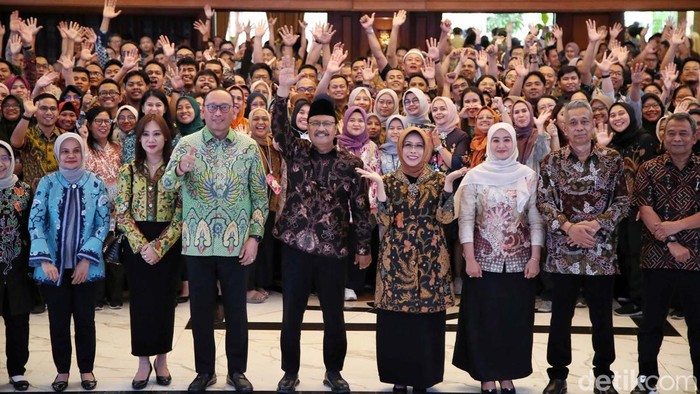 Potret Kompak Gus Ipul dan Agus Jabo Sapa Pegawai Kemensos Saifullah Yusuf dan Agus Jabo menyambangi Kemensos usai resmi menjadi Mensos dan Wamensos. Kedatangannya untuk menyapa para pegawai Kemensos, Selasa (22/10/2024).