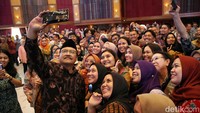 Gus Ipul juga swafoto bareng pegawai Kemensos.  