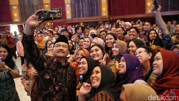 Potret Kompak Gus Ipul dan Agus Jabo Sapa Pegawai Kemensos Saifullah Yusuf dan Agus Jabo menyambangi Kemensos usai resmi menjadi Mensos dan Wamensos. Kedatangannya untuk menyapa para pegawai Kemensos, Selasa (22/10/2024).