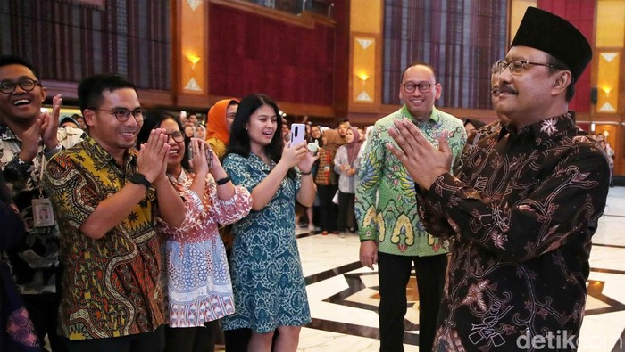 Saifullah Yusuf dan Agus Jabo menyambangi Kemensos usai resmi menjadi Mensos dan Wamensos. Kedatangannya untuk menyapa para pegawai Kemensos, Selasa (22/10/2024).