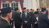Dirangkum detikcom, Selasa (22/10/2024), Luhut terlihat di barisan para menteri Kabinet Merah Putih di Istana Negara, Jakarta. Luhut yang mengenakan jas lengkap beserta peci berada di barisan paling depan. Luhut juga mengenakan dasi biru, serupa dengan calon pejabat lain. Pelantikan dihadiri para pimpinan MPR hingga DPR. Eva Safitri/detikcom.  