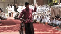 Santri tampil pada fashion show peringatan Hari Santri Nasional 2024 di Pondok Pesantren Mahasina Darul Quran Wal Hadits, Jatiwaringin, Bekasi, Jawa Barat, Selasa (22/10/2024). Kegiatan yang diikuti ratusan santri tersebut mengusung tema Menyambung Juang Merengkuh Masa Depan. ANTARA FOTO/ Fakhri Hermansyah.
