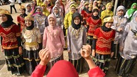 Sejumlah santri yang mengenakan pakaian adat menyanyikan Mars Santri usai mengikuti apel Hari Santri Nasional di Kompleks Perguruan Alkhairaat di Palu, Sulawesi Tengah, Selasa (22/10/2024). Peringatan Hari Santri Nasional di Palu dilaksanakan dengan apel bersama ribuan santri dari berbagai perguruan Islam dan pesantren. ANTARA FOTO/Basri Marzuki.