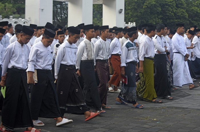 Potret Peringatan Hari Santri Nasional di Berbagai Daerah 22 Oktober diperingati sebagai Hari Santri Nasional. Begini potret memperingati Hari Santri Nasional 2024 di berbagai daerah.