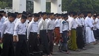 Sejumlah santri bersiap mengikuti Apel Hari Santri Nasional tahun 2024 di halaman Masjid Al-Bantani di Serang, Banten, Selasa (22/10/2024). Peringatan Hari Santri 2024 yang mengambil tema Menyambung Juang Merengkuh Masa Depan tersebut dihadiri ratusan santri dari berbagai pondok pesantren serta para siswa sekolah di lingkungan Kementrian Agama di Serang dan sekitarnya. ANTARA FOTO/Asep Fathulrahman.